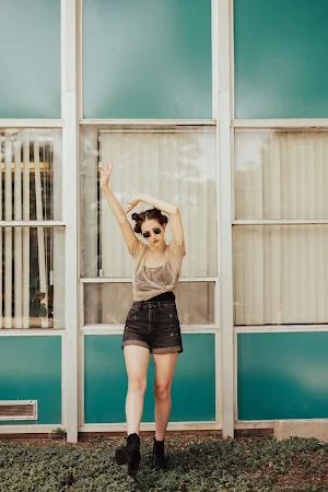 Sexy Beauty In Short Jeans Screenshot 0