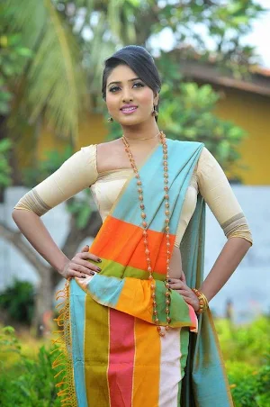 Hot Indian Saree Girls Photos Screenshot 0