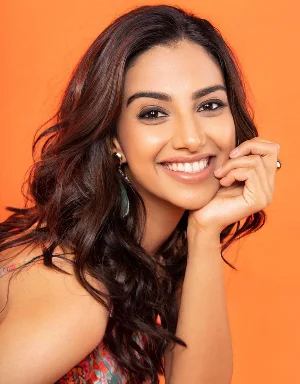 Meenakshi Chaudhary Wallpapers Screenshot 1