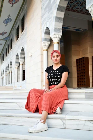 Sexy Girls Wearing Long Skirt Screenshot 1