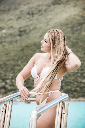 Sexy Blonde Bikini Wallpaper Screenshot 1