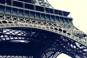 Eiffel Tower Wallpaper HD Screenshot 1