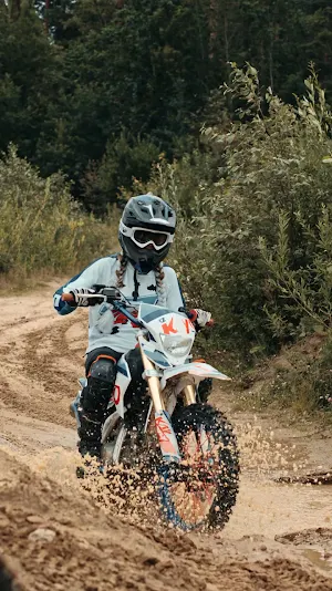 motorcycle girl wallpaper Screenshot 0
