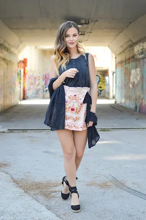 Sexy Girls Wearing Short Skirt Screenshot 0