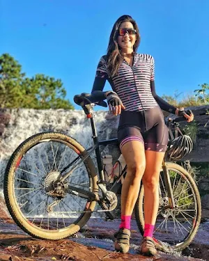 Bicycle Women Wallpapers Screenshot 1