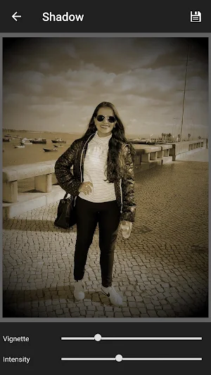 Black and White Photo Screenshot 2