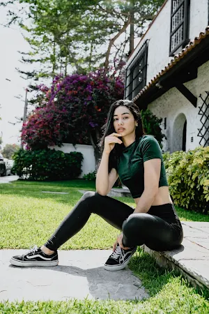 Sexy Girls Wearing Leggings Screenshot 0