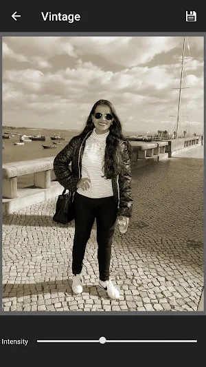 Black and White Photo Screenshot 3