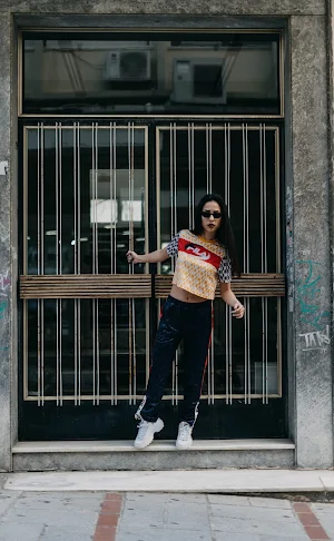 Sexy Girls Wearing Track Pants Screenshot 0