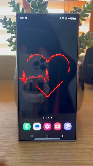 Qaz: Heart glow live wallpaper Screenshot 2