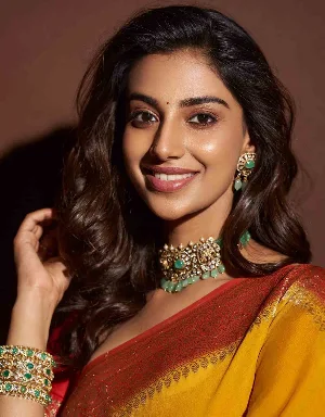 Meenakshi Chaudhary Wallpapers Screenshot 0