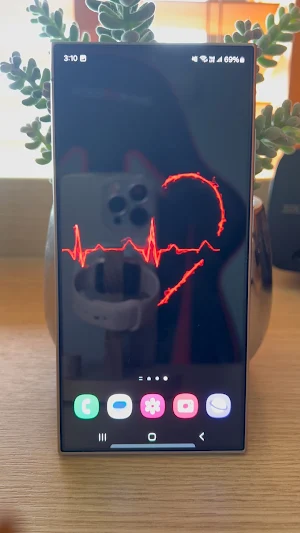 Qaz: Heart glow live wallpaper Screenshot 0