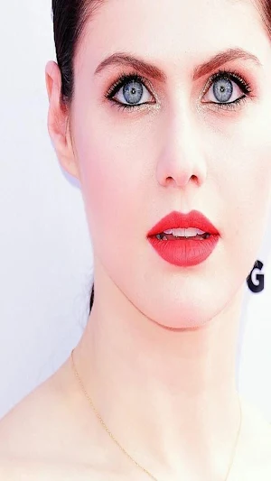 Alexandra Daddario Wallpaper Screenshot 2