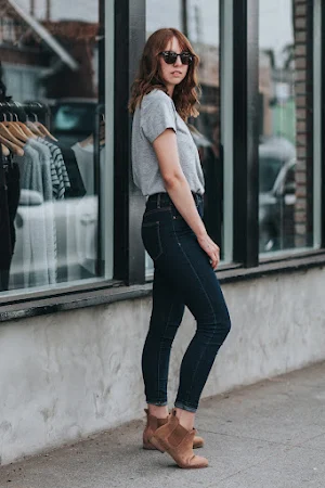 Sexy Girls Wearing Jeans Photo Screenshot 0