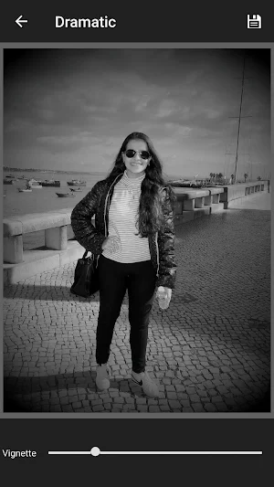 Black and White Photo Screenshot 1