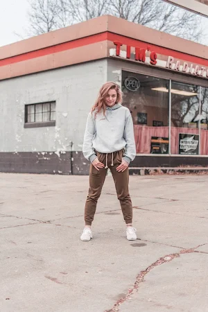 Sexy Girls Wearing Track Pants Screenshot 1