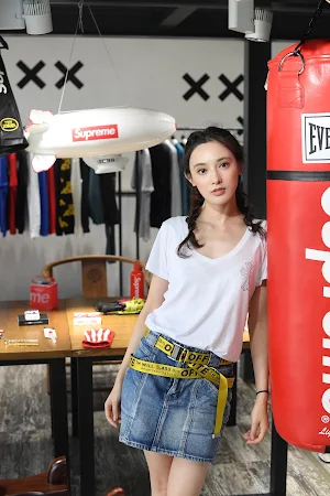 Sexy Girls Wearing Jeans Skirt Screenshot 2
