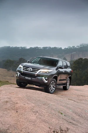 Toyota Fortuner Wallpaper Screenshot 1